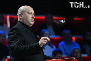 РФ стягує до українських кордонів сили, які "перефарбує" під миротворців - Турчинов