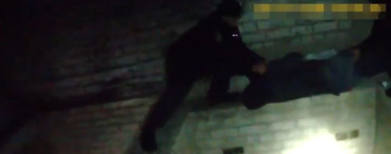 В Херсоне полицейские спасли парня без сознания, который чуть не упал в шахту лифта