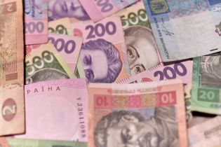 У Кабміні назвали зарплату, яка зупинить трудову еміграцію українців до Європи