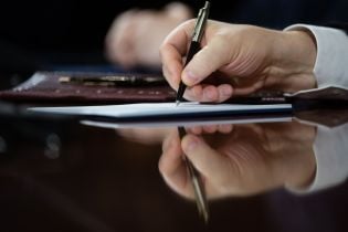 "Народний фронт" почав збирати підписи за внесення змін до Конституції