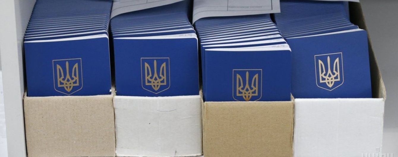 На Донбасі отримання біометричних паспортів супроводжують бійки в чергах і поліція