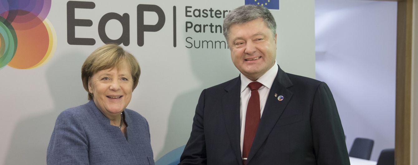 Порошенко обговорив з Меркель ситуацію у Луганську