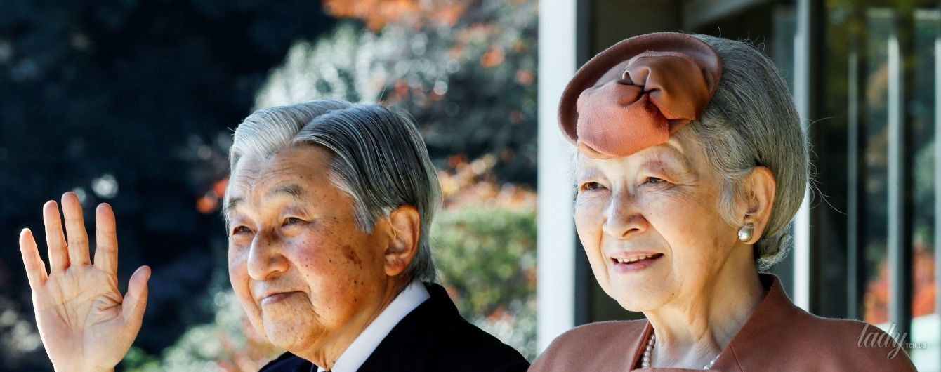 В экстравагантной шляпе и на каблуках: 83-летняя императрица Митико на официальной встрече