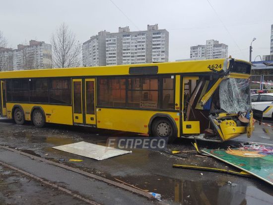 У Києві автобус на великій швидкості протаранив вантажівку: є постраждалі