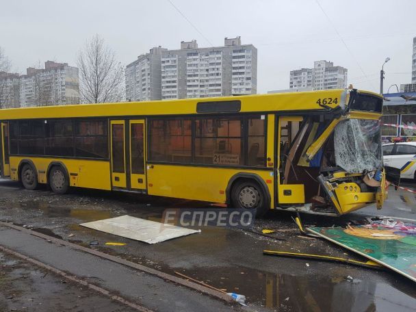 В Киеве автобус с пассажирами протаранил грузовой автомобиль, есть пострадавшие В Киеве автобус с пассажирами протаранил грузовой автомобиль, есть пострадавшие