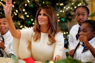В красивом платье и золотых туфлях: Мелания Трамп с детьми создала рождественские украшения