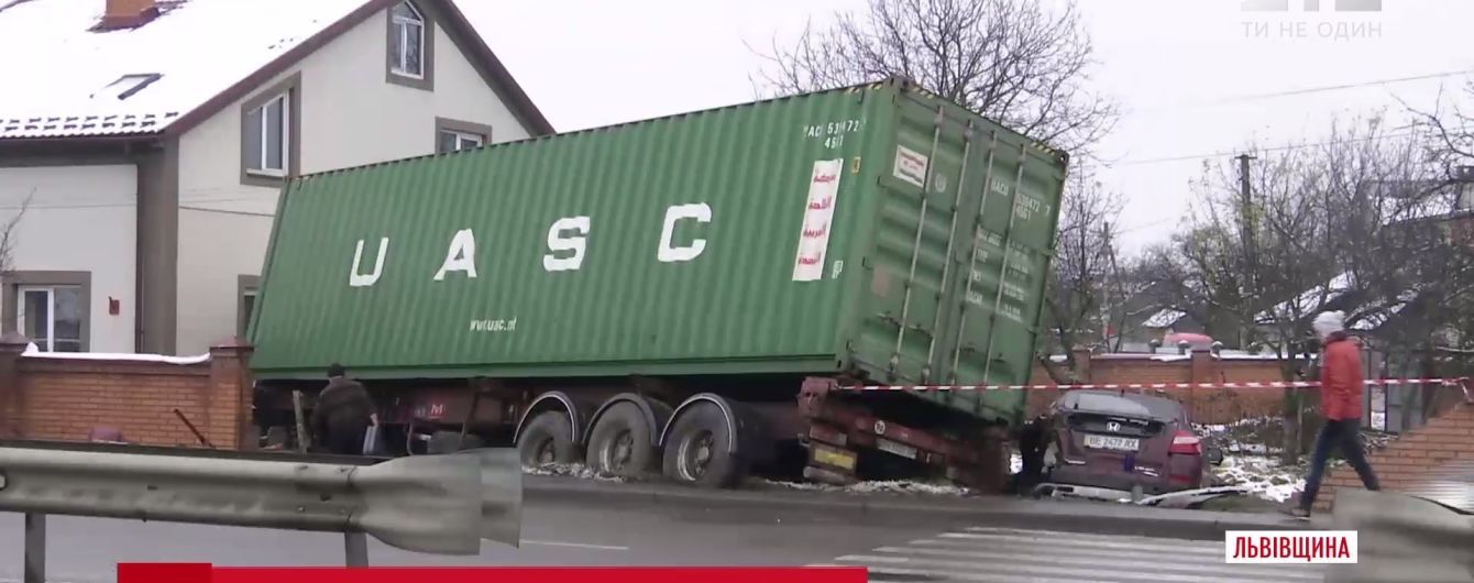 Фура пройшла в міліметрах від хати: подробиці дивної ДТП на міжнародній трасі Львів-Шегині