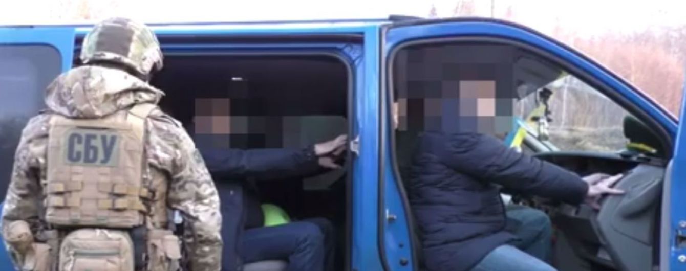 На Львовщине на взятке поймали целую группу таможенников