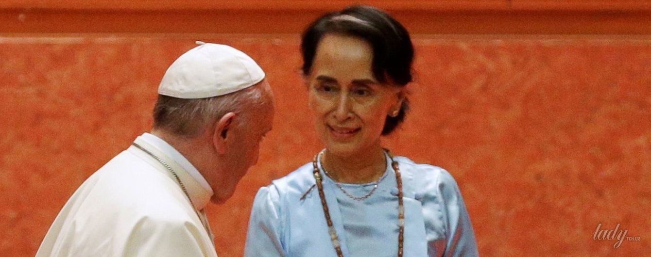 В ярком наряде и с коралловым клатчем: 72-летняя министр иностранных дел Мьянмы на встрече с Папой Римским