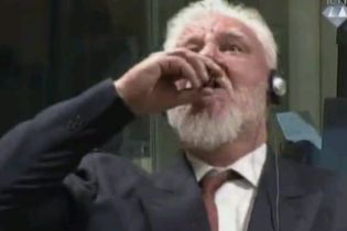 Хорватський генерал, котрий випив отруту на засіданні суду в Гаазі, помер у лікарні
