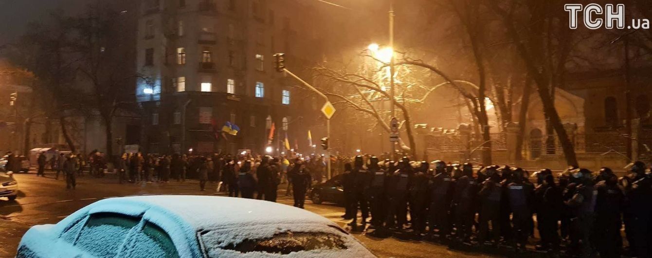 Кидали сніжки та хотіли встановити намет. Подробиці силового розгону мирної акції біля МВС