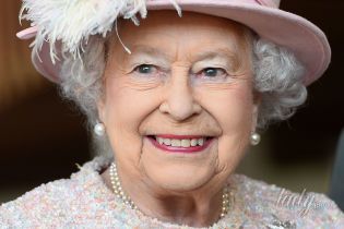 Во всем розовом: нежный образ 91-летней королевы Елизаветы II