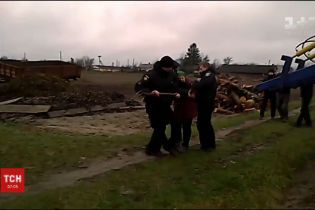 С вилами и бревном селянка прогоняла полицейских с поля на Ровенщине