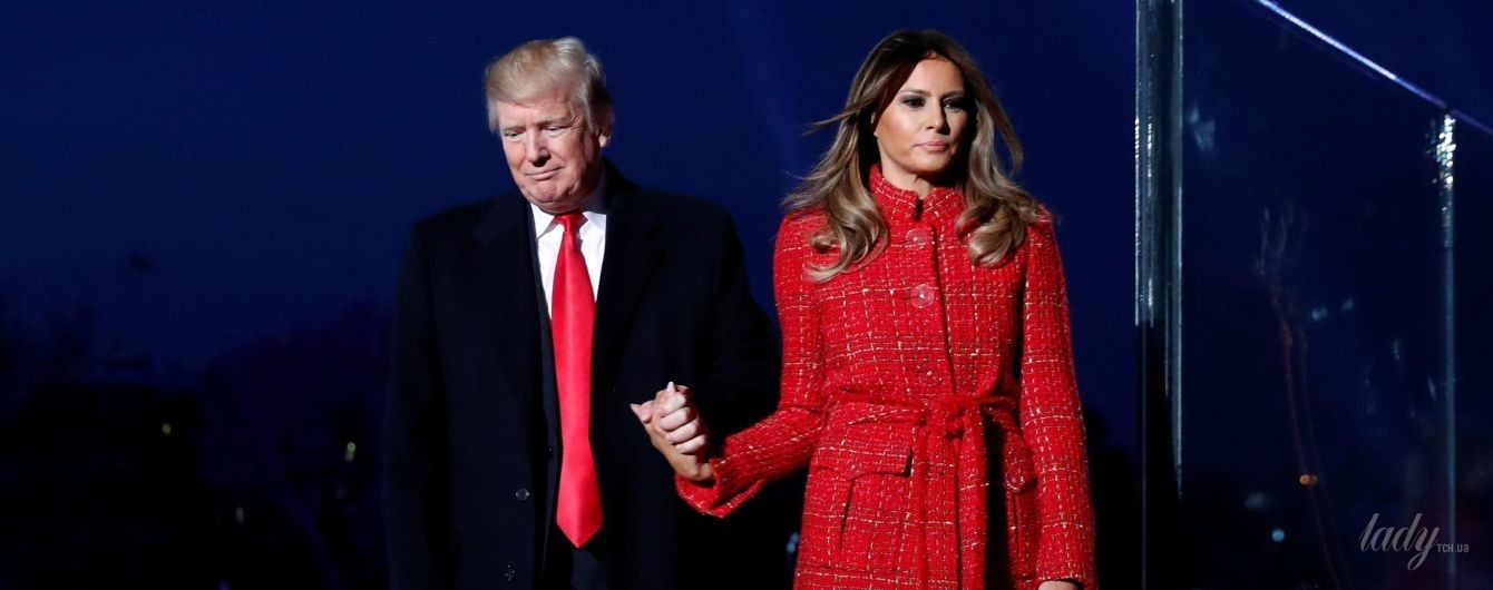 В красном пальто и лубутенах: Мелания Трамп зажгла рождественскую елку