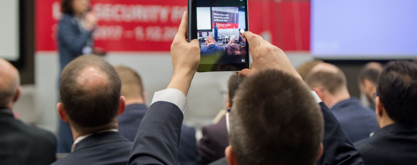 Сепаратизм по-львовски: АТОшники пикетировали мэрию из-за карты Украины с "ДНР" и "ЛНР"