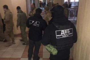 В Одесі затримали трьох поліцейських, які викрали 120 тисяч доларів з автомобіля інкасаторів