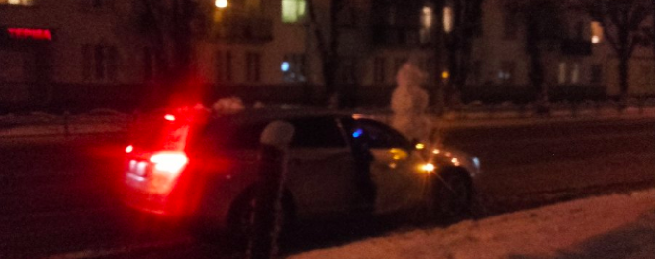 Зимова забава: у Луцьку примостили сніговика на капоті авто і влаштували "покатушки" містом