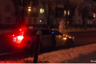 Зимова забава: у Луцьку примостили сніговика на капоті авто і влаштували "покатушки" містом