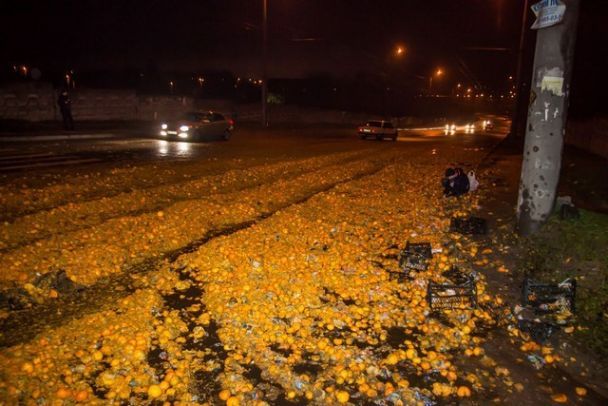 Тонны мандаринов прямо на дороге: в Днепре фура потеряла часть груза