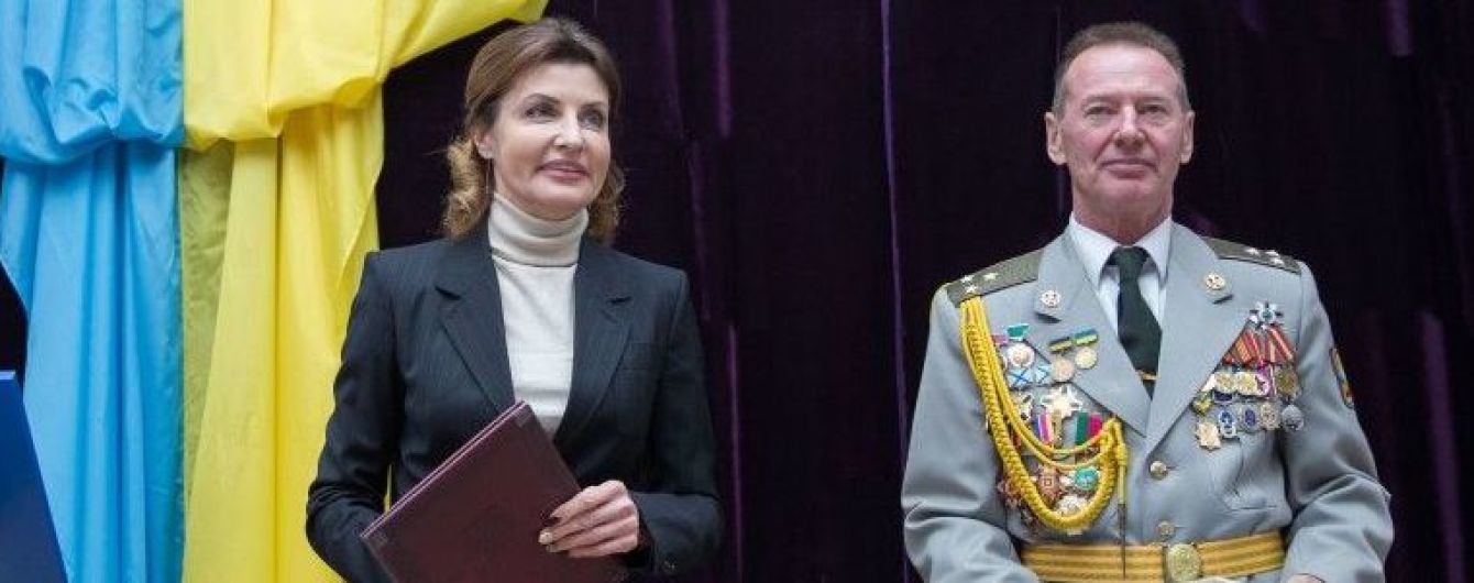 В брючном костюме и светлой водолазке: деловой образ Марины Порошенко