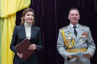 В брючном костюме и светлой водолазке: деловой образ Марины Порошенко