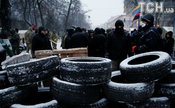 Жгут костры, сносят шины: активисты укрепляют баррикады у Рады после штурма полиции