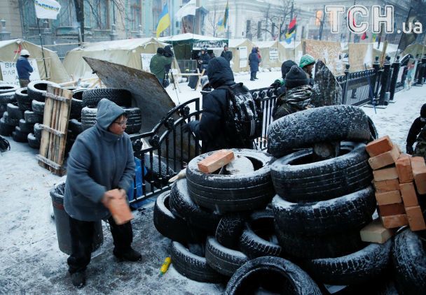 Жгут костры, сносят шины: активисты укрепляют баррикады у Рады после штурма полиции