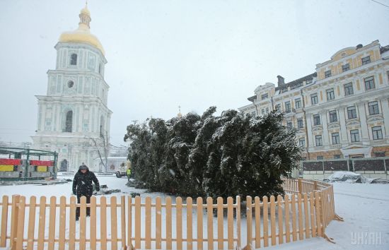 Встигнути до свята. Декорувати головну новорічну ялинку України будуть 800 людей