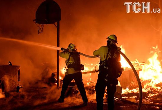 Пекло пожеж у Каліфорнії: згоріли більше сотні будинків, евакуювали 200 тисяч людей