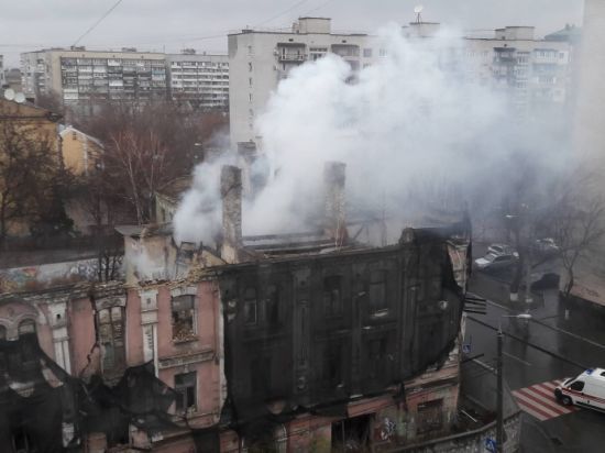 У Києві на Подолі палає будинок