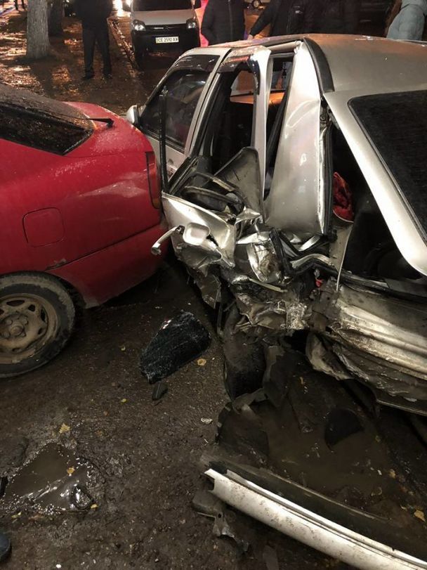 В Черновцах пьяный водитель чуть не убил троих детей в масштабном ДТП: люди хотели устроить самосуд 