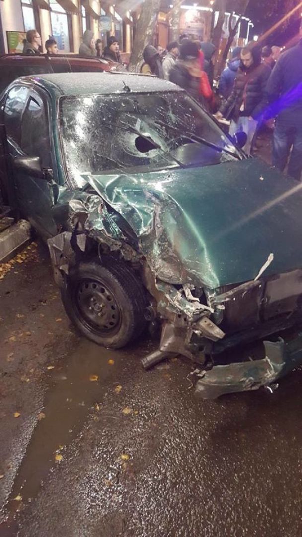 В Черновцах пьяный водитель чуть не убил троих детей в масштабном ДТП: люди хотели устроить самосуд 