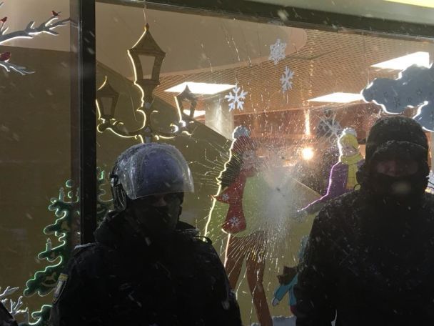 Активисты "Марша за импичмент" разбили витрины магазина Roshen на Крещатике