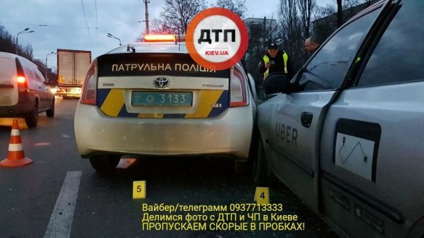 У Києві таксі протаранило патрульне авто дівчину-копа забрали до лікарн