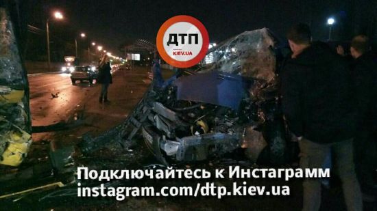 Масштабна ДТП із постраждалими: у Києві мікроавтобус лоб у лоб врізався у маршрутку