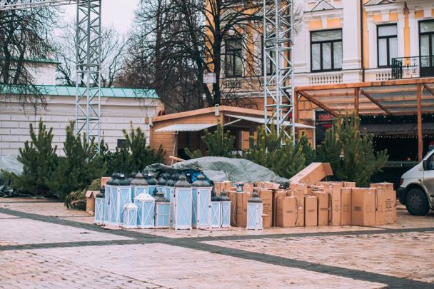 Головну ялинку в Києві прикрасили ліхтариками і гірляндами