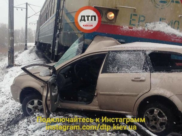 Потяг протягнув 200 метрів іномарку під Києвом