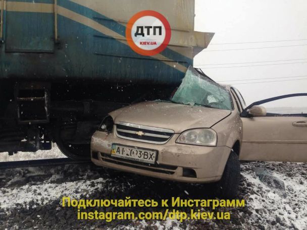 Потяг протягнув 200 метрів іномарку під Києвом