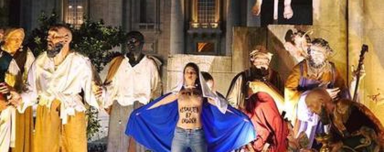 Активістка Femen оголила груди перед різдвяною службою у Ватикані