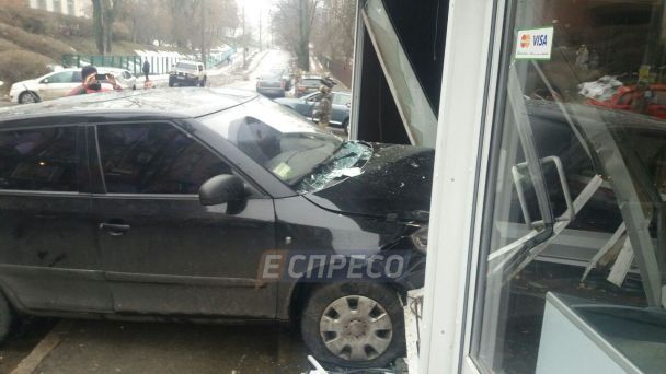 У Києві водій збив трирічну дівчинку та влетів у кіоск