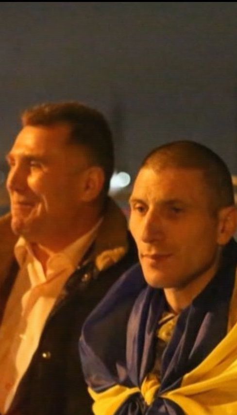 У Луцьку десятки містян зустріли бійців, які повернулися з полону бойовиків