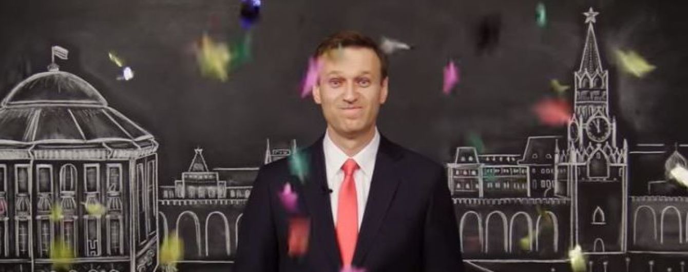 Навальный поздравил россиян на фоне Кремля и призвал их "начать новую жизнь"