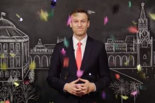 Навальный поздравил россиян на фоне Кремля и призвал их "начать новую жизнь"