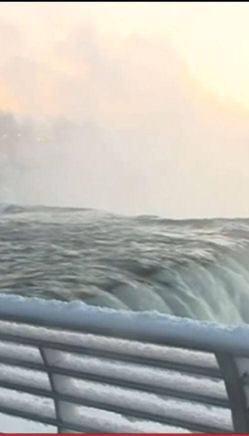 В США из-за рекордных морозов замерз Ниагарский водопад