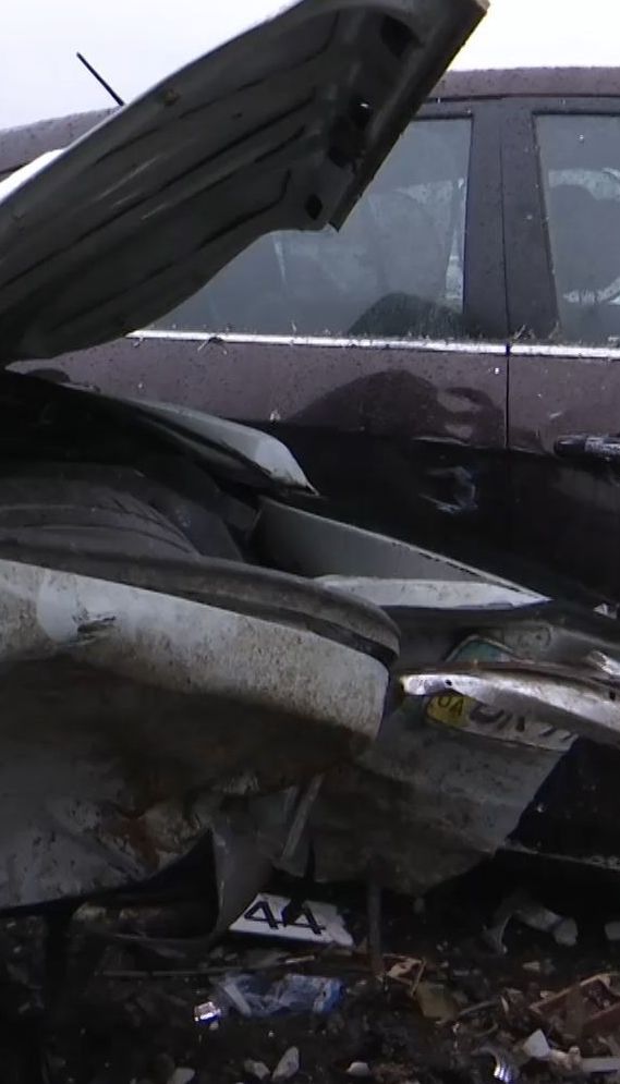 Автотроща у Рівному - 26 розбитих машин і двоє постраждалих