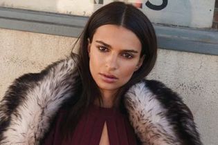 Эмили Ратажковски в платье от Louis Vuitton украсила обложку глянца