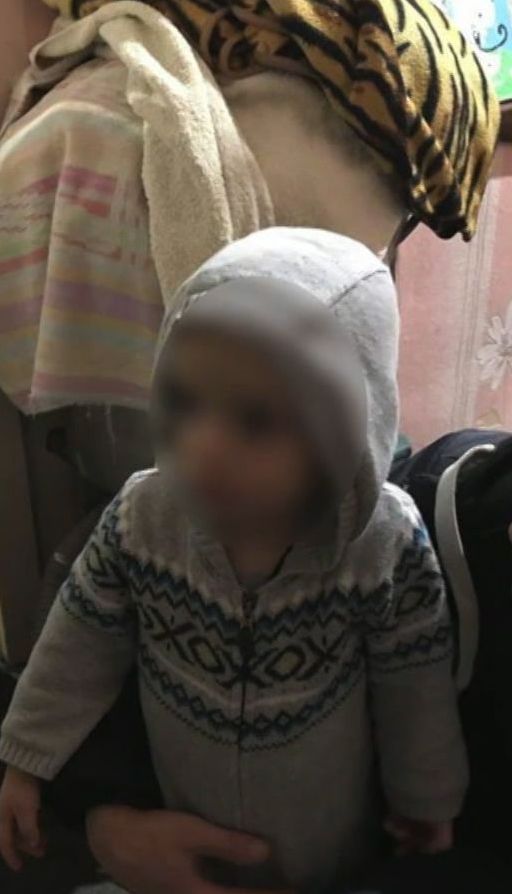 В Днепре двухлетний ребенок в самом свитере ночью гулял по городу, пока мама спала