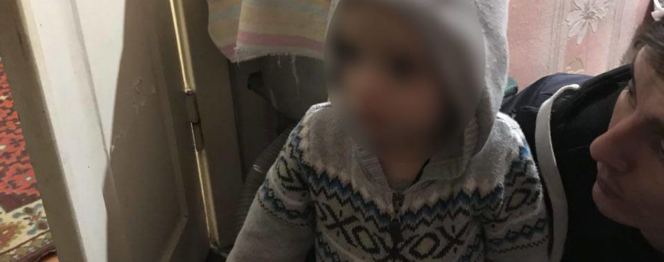 В Днепре посреди ночи по улице сам ходил 2-летний мальчик