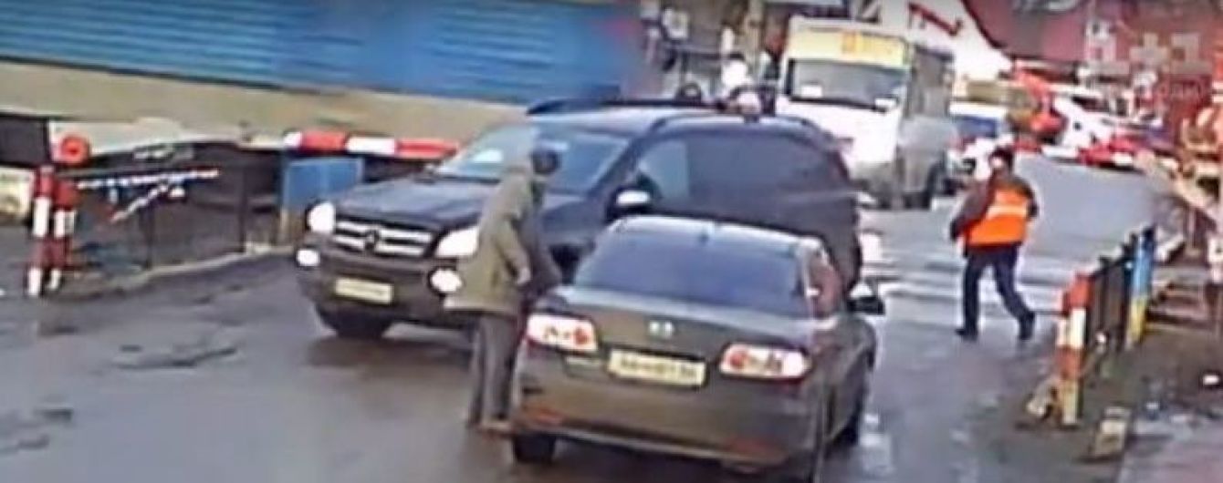 Міліметри від смерті. На залізничному переїзді авто врятували кілька секунд від зіткнення з поїздом
