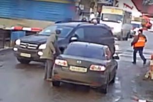 Міліметри від смерті. На залізничному переїзді авто врятували кілька секунд від зіткнення з поїздом